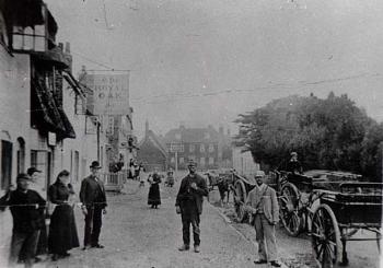 The Royal Oak around 1900, the sign in the distance is that for the Sun [Z50/135/66]